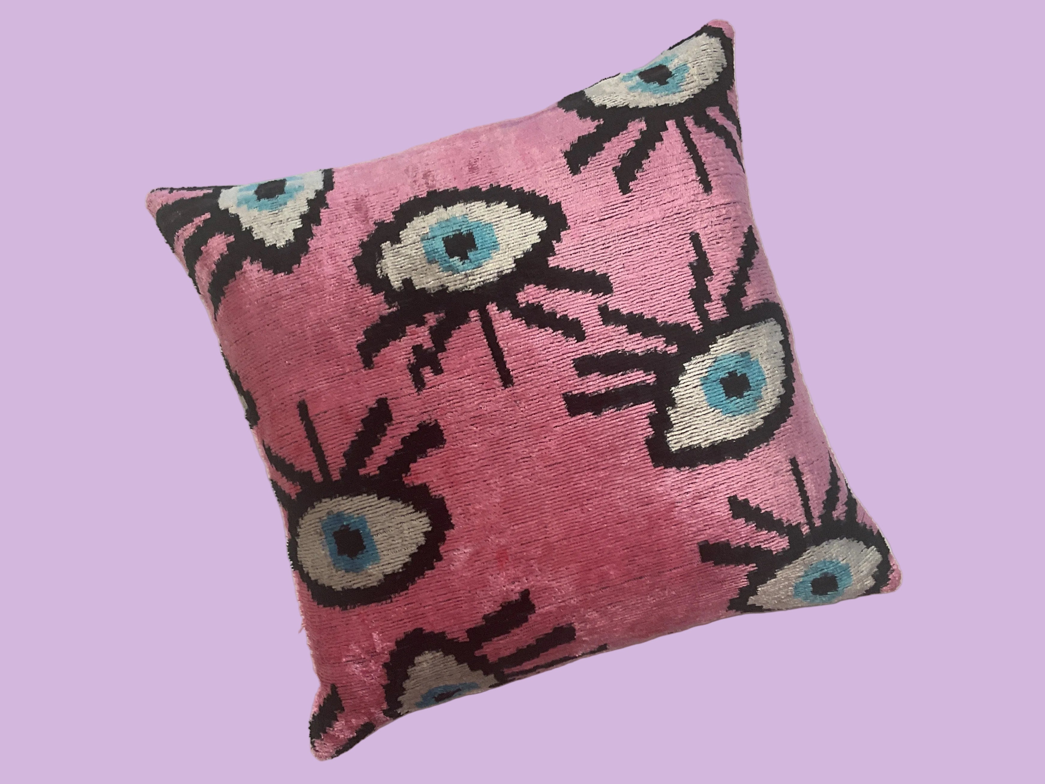 Velvet Cushion Eyes Pink 40X40
