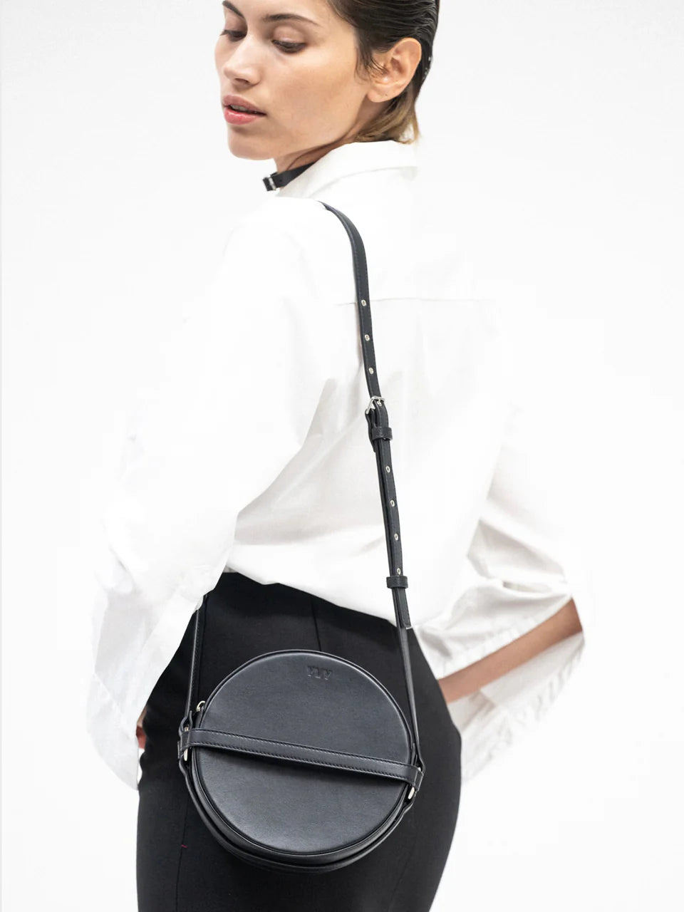 YVY ROUND CROSSBODY BAG