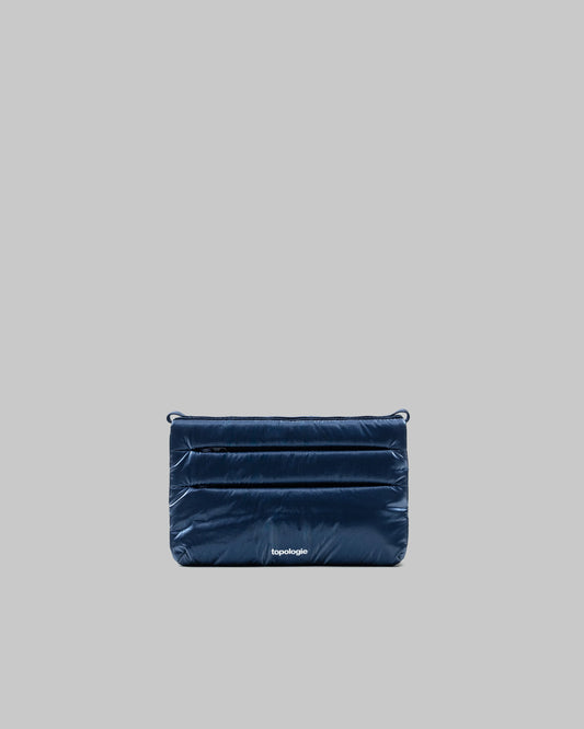 TOPOLOGIE Flat Sacoche Small Blue Metallic Puffer